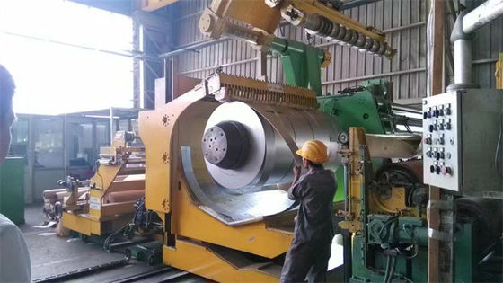 Carico scaricando la linea di taglio d'acciaio del foglio sottile dell'automobile della macchina di taglio della bobina della culla del pavimento
